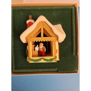 Hallmark 1982 "SANTA'S WORKSHOP"  (142)